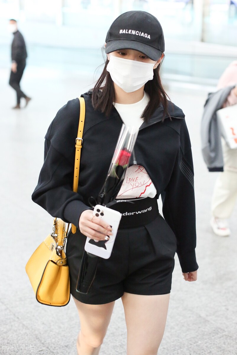 Song Yuqi wears black sportswear with shorts, casual and hot - iNEWS