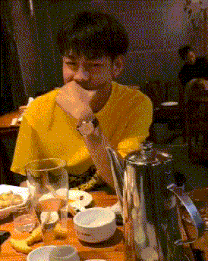 搞笑动图GIF：这，灵魂都被踹出窍了！