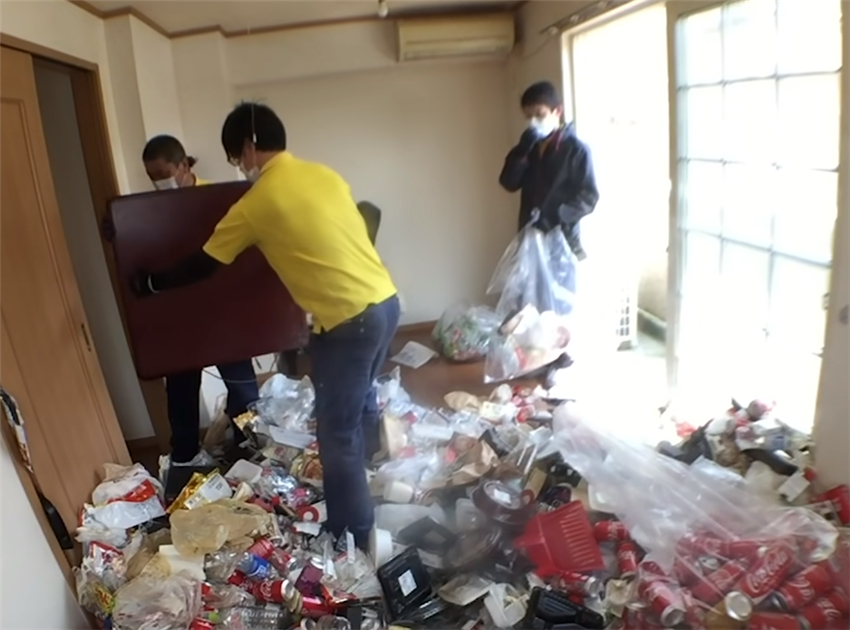 How good is Japanese housekeeping?Hit the worker's 19㎡ house with trash dumped to his chest. Cleaner: small scene