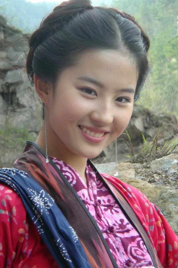 su_icc on X: 16-year-old #liuyifei played Zhao Ling'er(赵灵儿) in