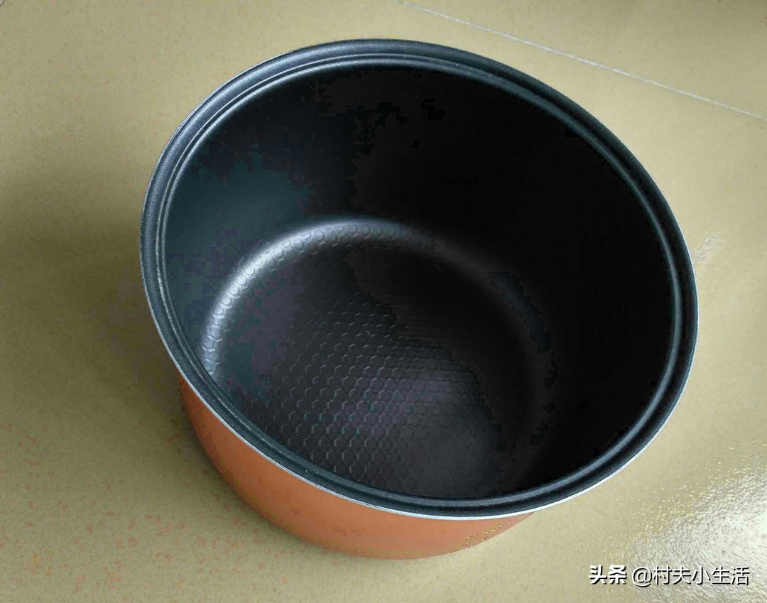 The rice cooker has been used for a year, and the coating on the inner