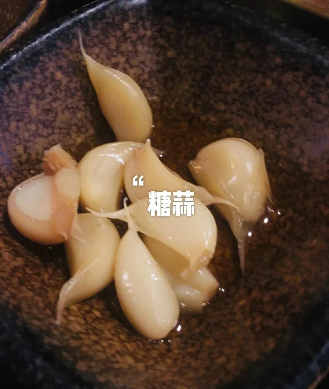 How to pickled sugar garlic tastes delicious, the sweet and sour and