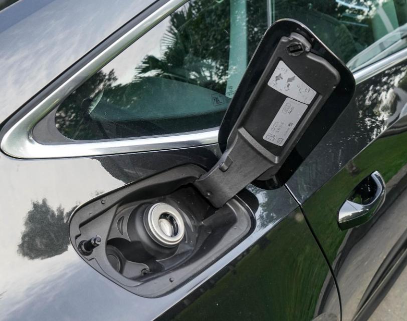 What should I do if the fuel tank cap of Audi A7 cannot be opened? iNEWS