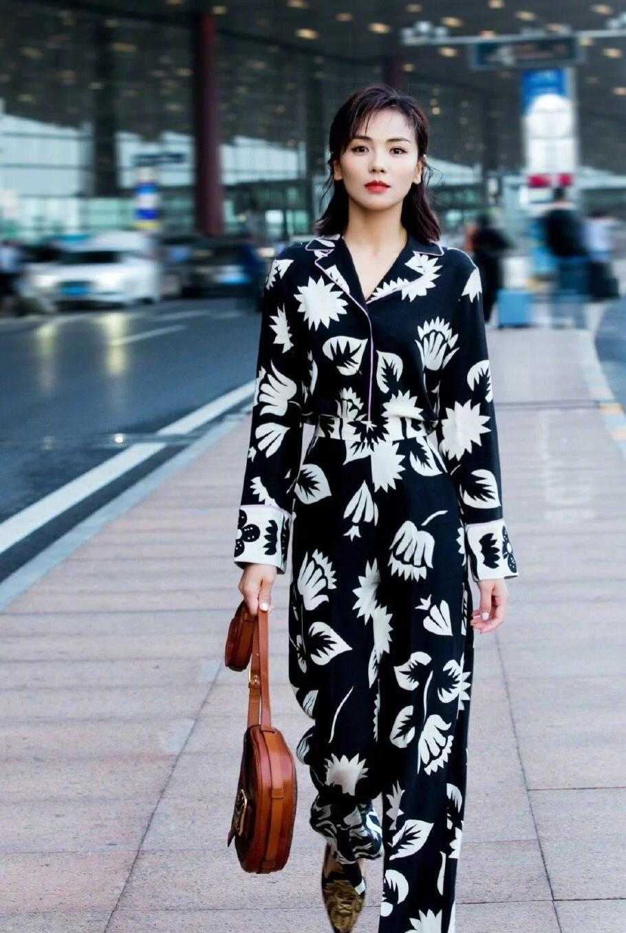 Liu Tao wore his pajamas again. The pajamastyle shirt and wideleg