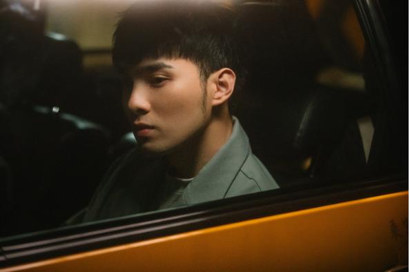Huang Weijin's new song MV invites Wu Yingjie to join hands in ...