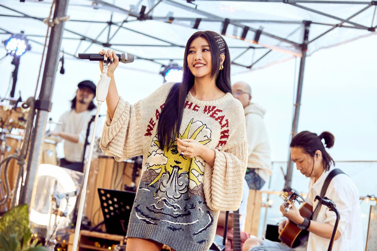 Singer Li Ling A-LIN Huang Liling and husband marriage for 14 years, have a woman ...