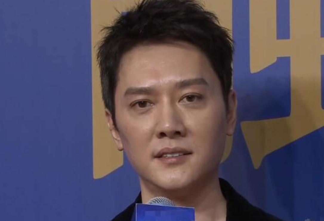 Feng Shaofeng made his debut after returning to being single, standing ...