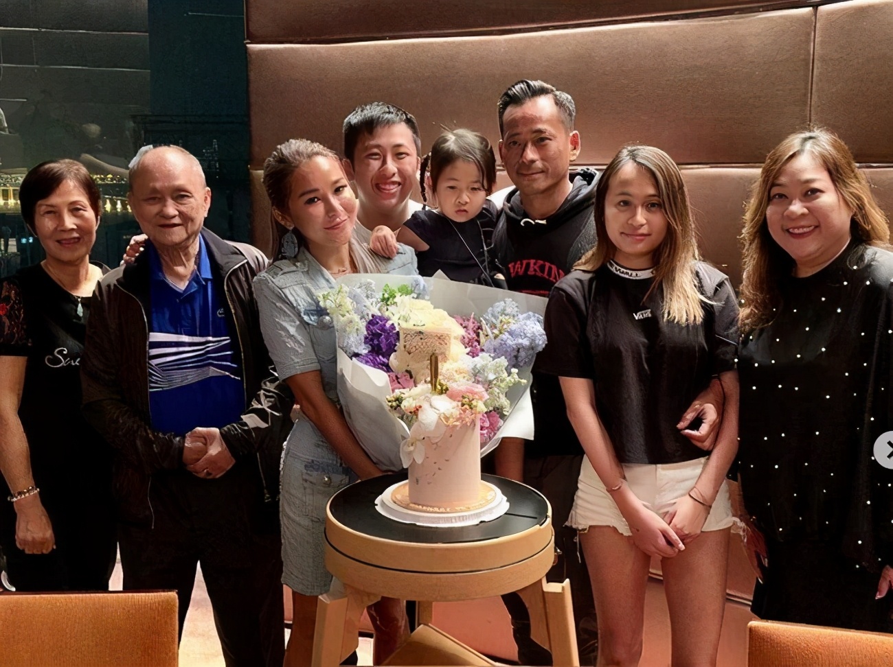 Chen Huiling and her husband celebrated her godmother's birthday ...