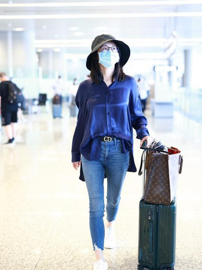 Liu Tao wore his pajamas again. The pajamastyle shirt and wideleg