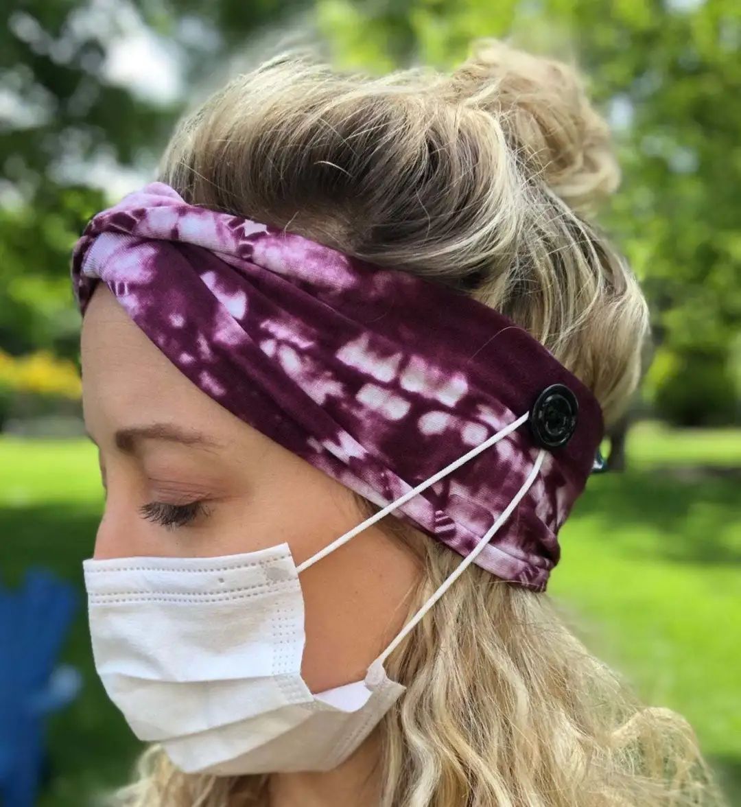 他们将口罩的颜色变多了一些,又仍然维持清淡的色调,口罩的形状特意