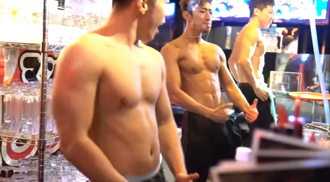 日本开了一家女子肌肉酒吧，里面的筋肉妹妹把我看呆了…