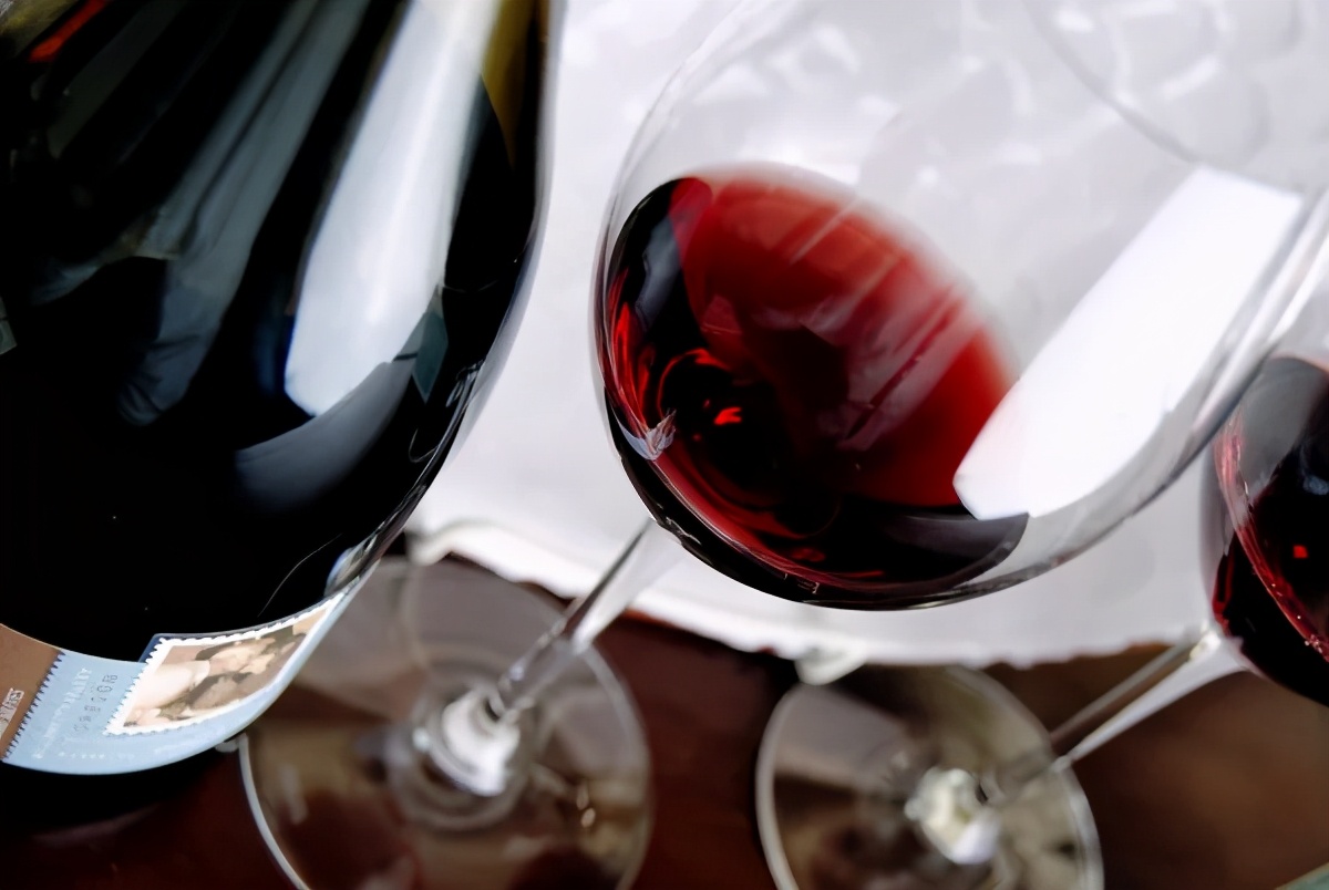 Pinot Reading After reading it patiently, you are a genuine Pinot Noir expert. - iNEWS
