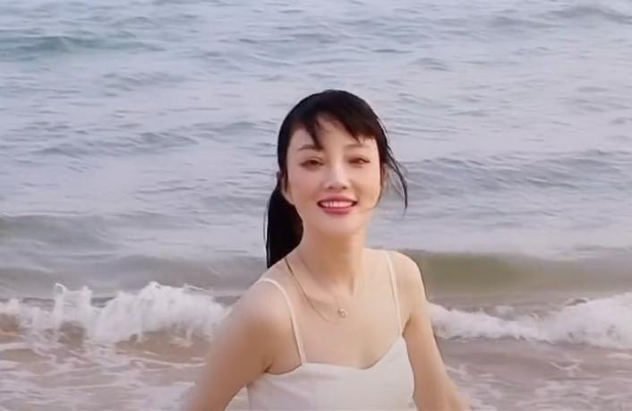 Li Xiaolu Plays Pure By The Beach Wear A Tight Fitting Sling To Show The Tender White Shoulders