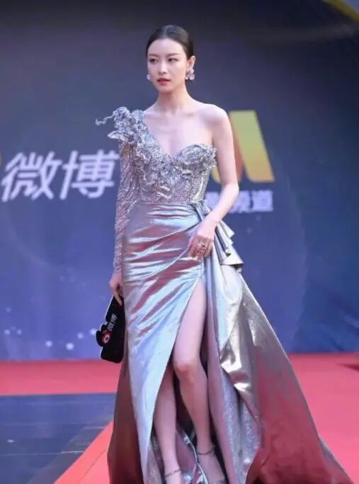 Trending Weibo on X: Zhou Dongyu updates Weibo: “Airport fashion