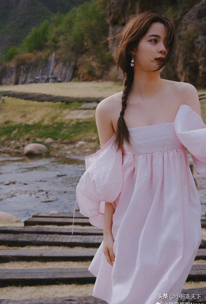 Ouyang Nana pink dress outdoor sexy photo - iNEWS