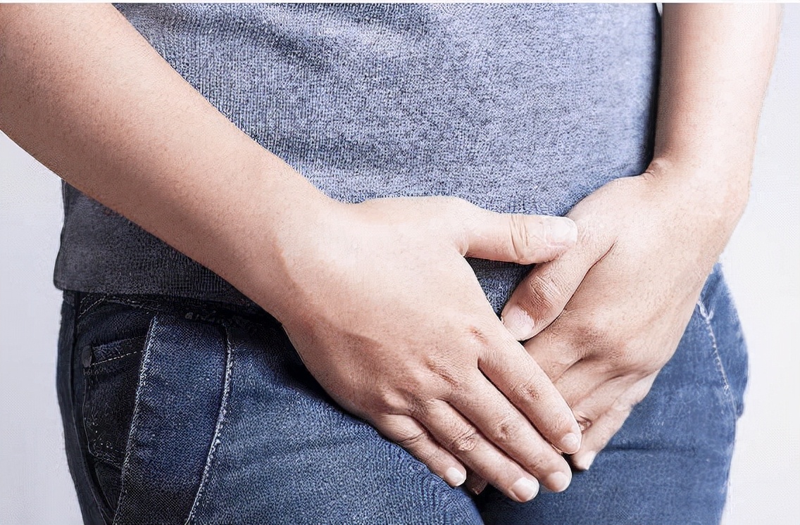 When women take a bath, why do some people like to urinate standing up