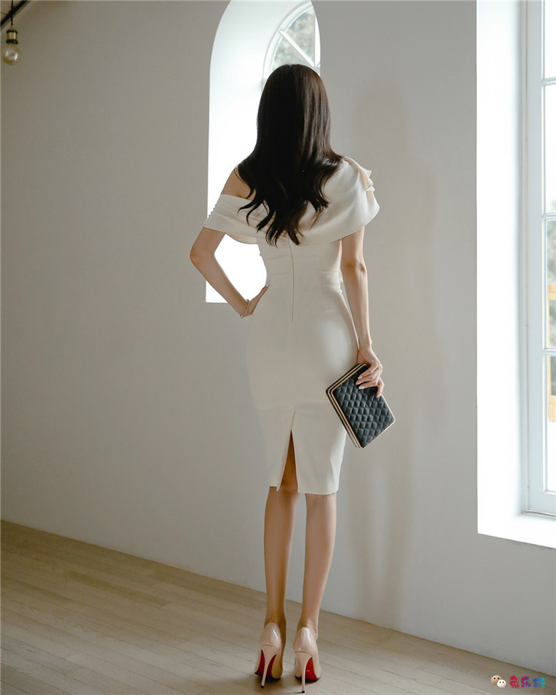 孙允珠丨凤蝶幽梦白鸢尾芳荷露肩礼裙