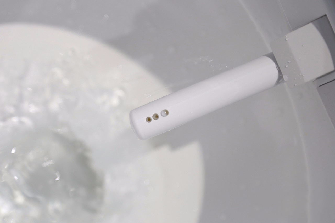 Smart toilets have more functions, why do you buy smart toilet lids?Which one is better? iNEWS