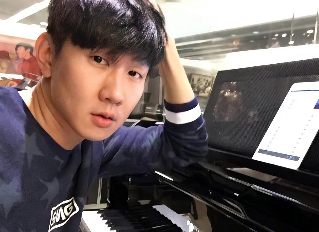 jj-lin-took-a-photo-with-his-father-playing-basketball-the-facial