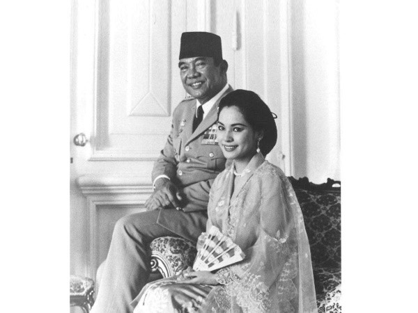 Indonesian President Sukarno Marrying 3 Wives And Still Asking For A Woman He Was Planted On A