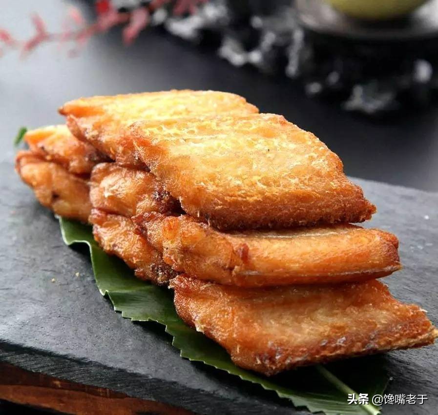 After frying the fish, the oil is too fishy and it is a pity to throw