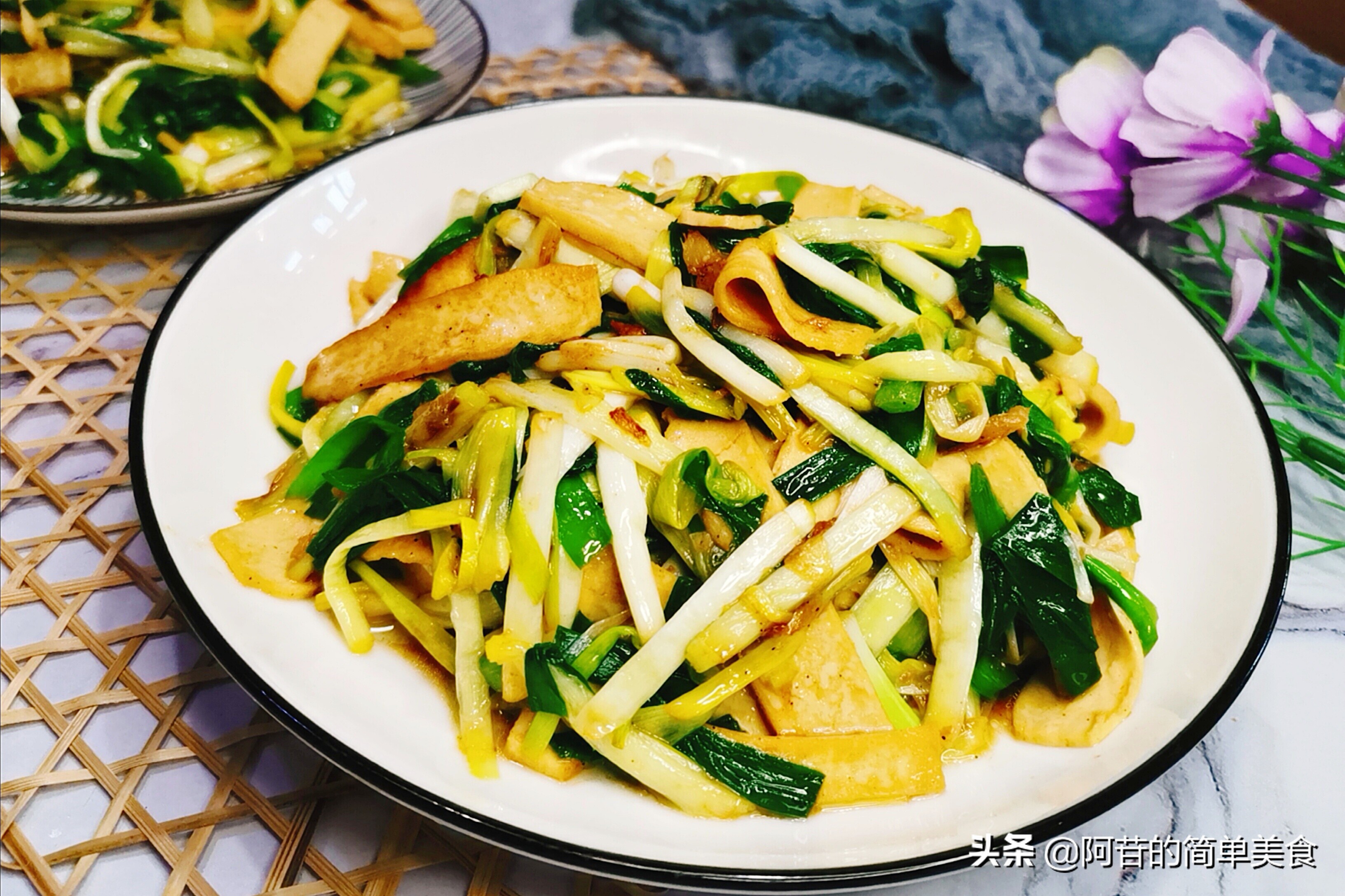 Stirfried tofu with garlic and yellow chives, the taste is not