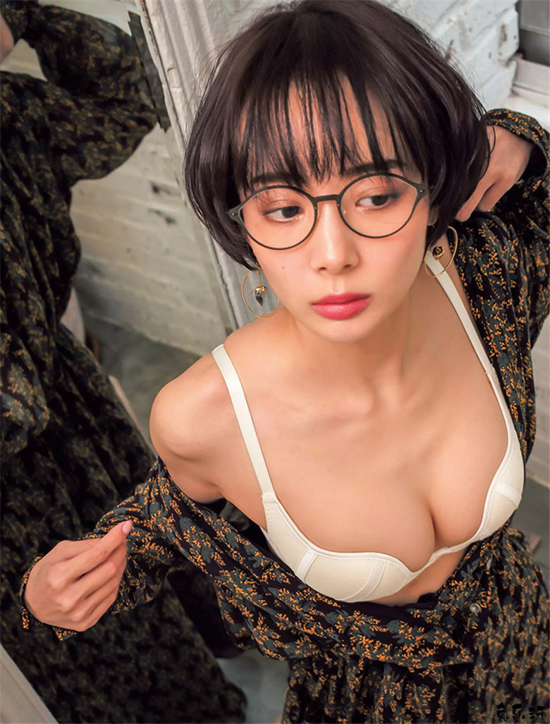 职业麻将选手？日本腿精正妹冈田纱佳短发造型身材更强大啦！