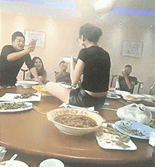 搞笑有趣的GIF图片：今天同学说留一桌女的和我聚会