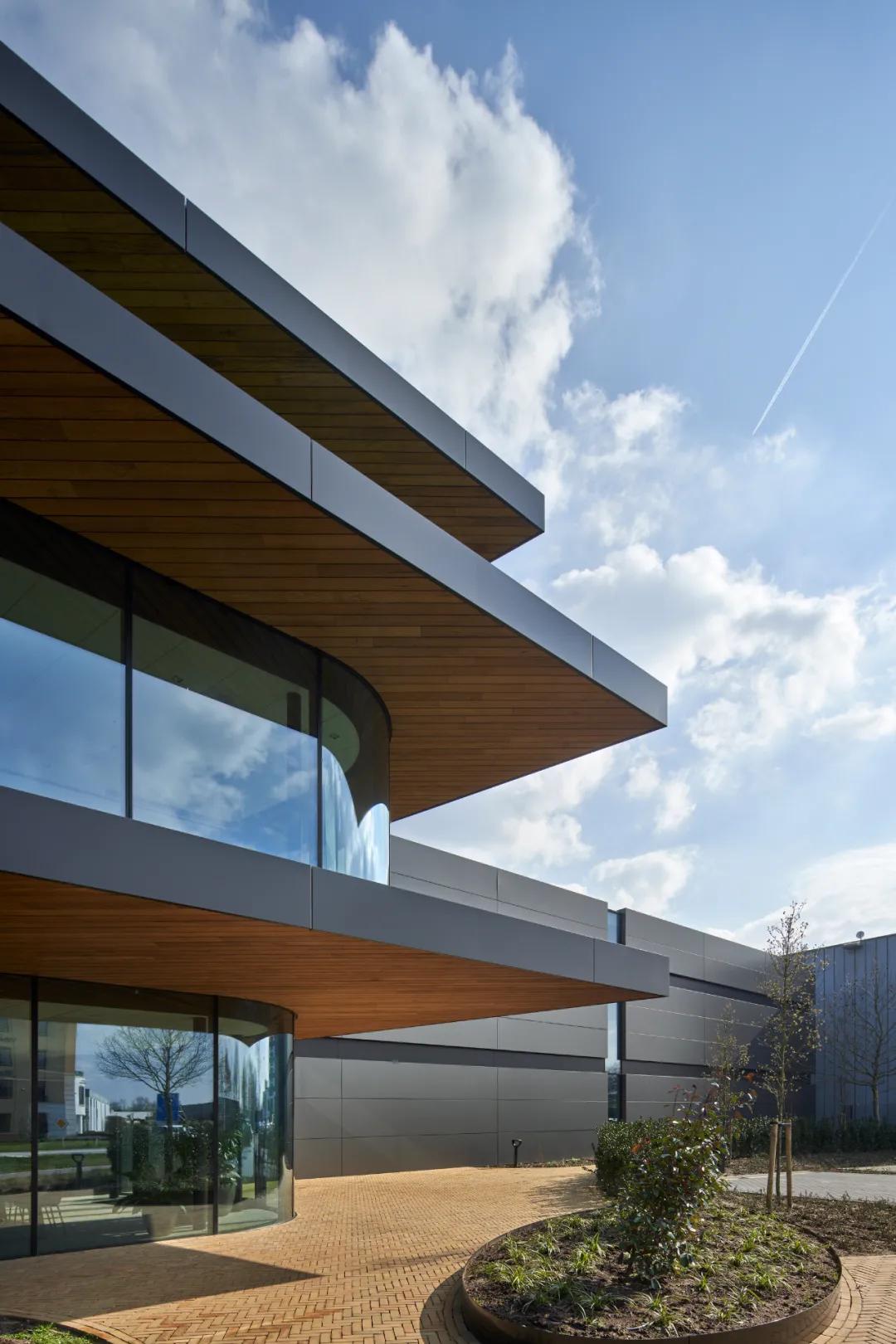 极简现代外立面全玻璃幕小体量办公楼