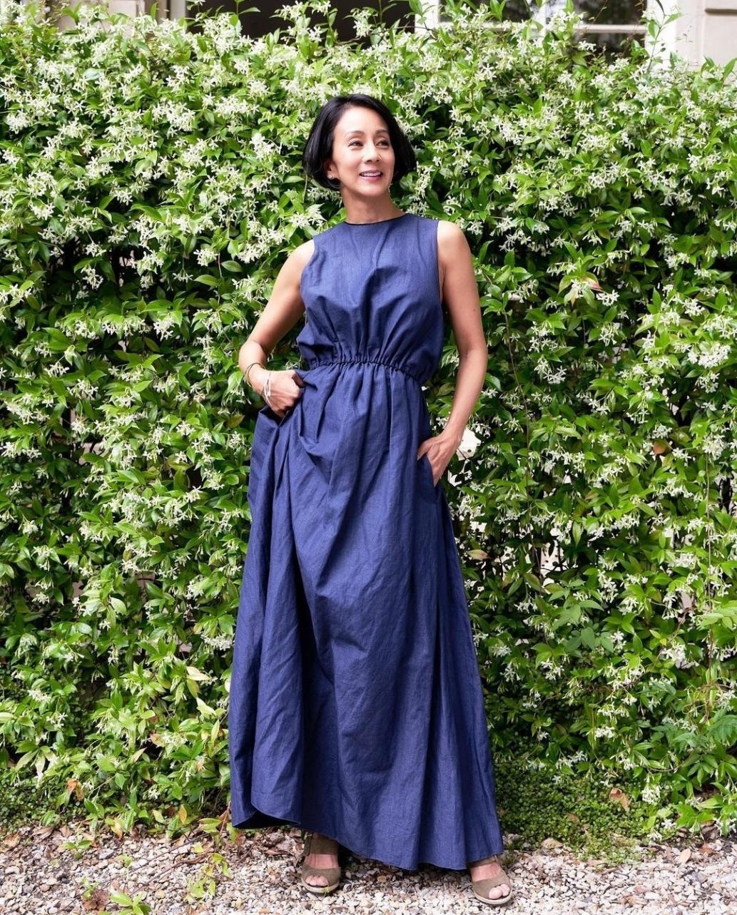 Who said 53 years old is grandma?Take a look at the elegant outfits of this older blogger and