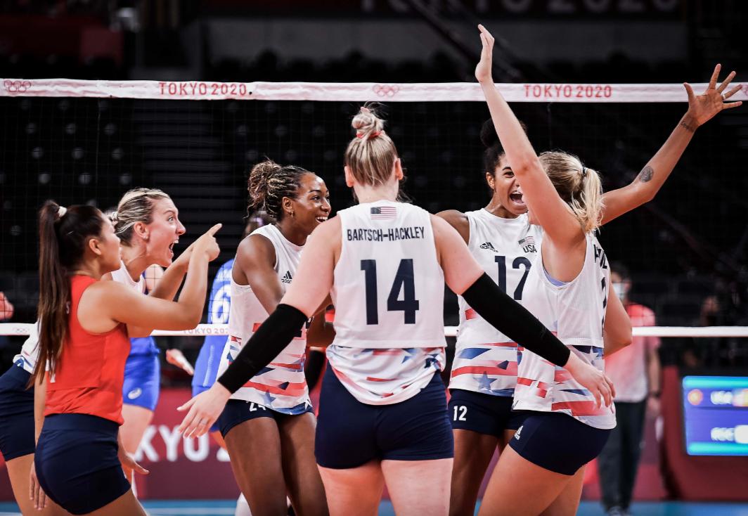 The women's volleyball finals are broadcast live on CCTV5!Brazil hits