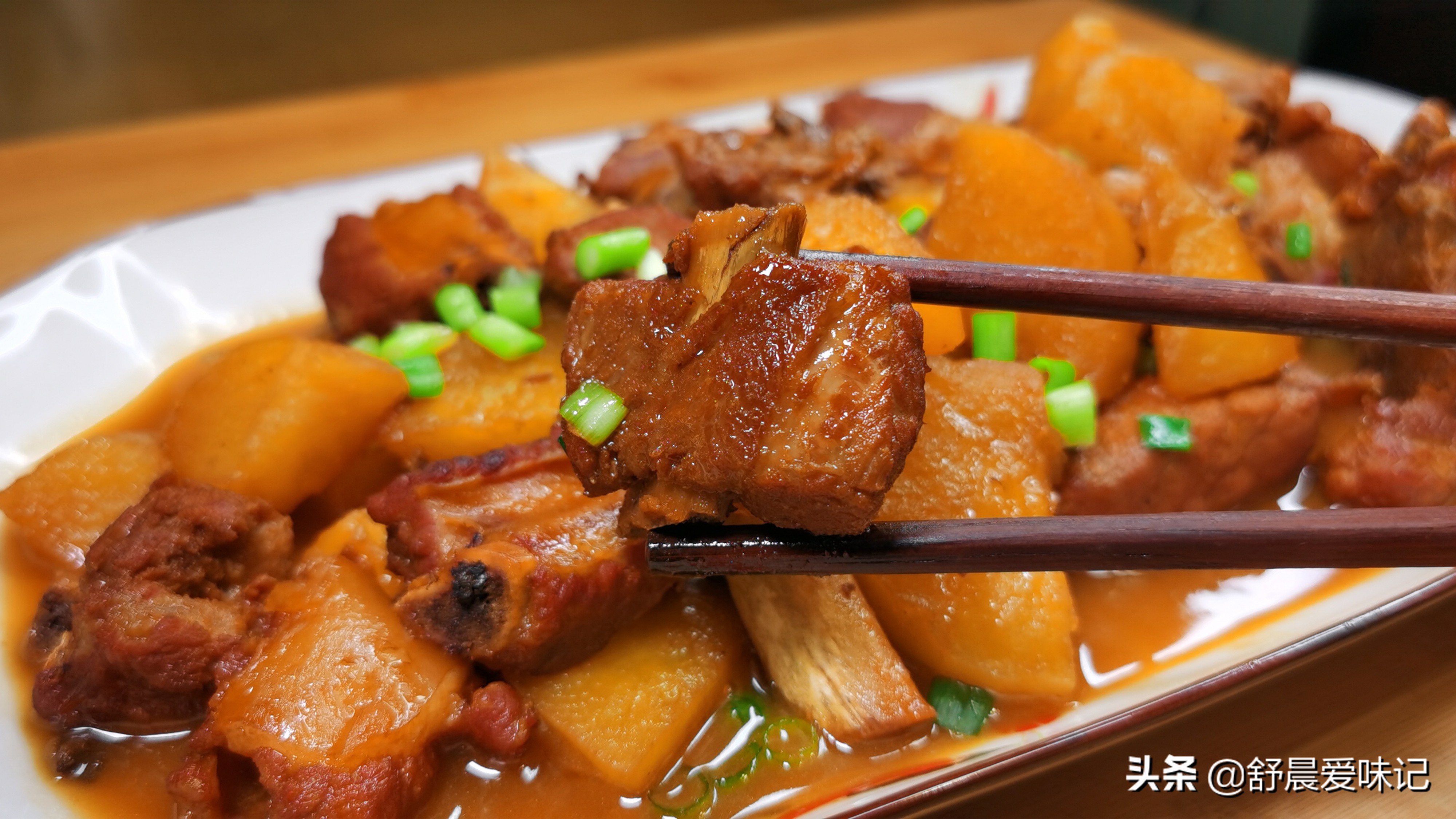 Two catties of ribs, a potato, made into a favorite potato stewed ribs