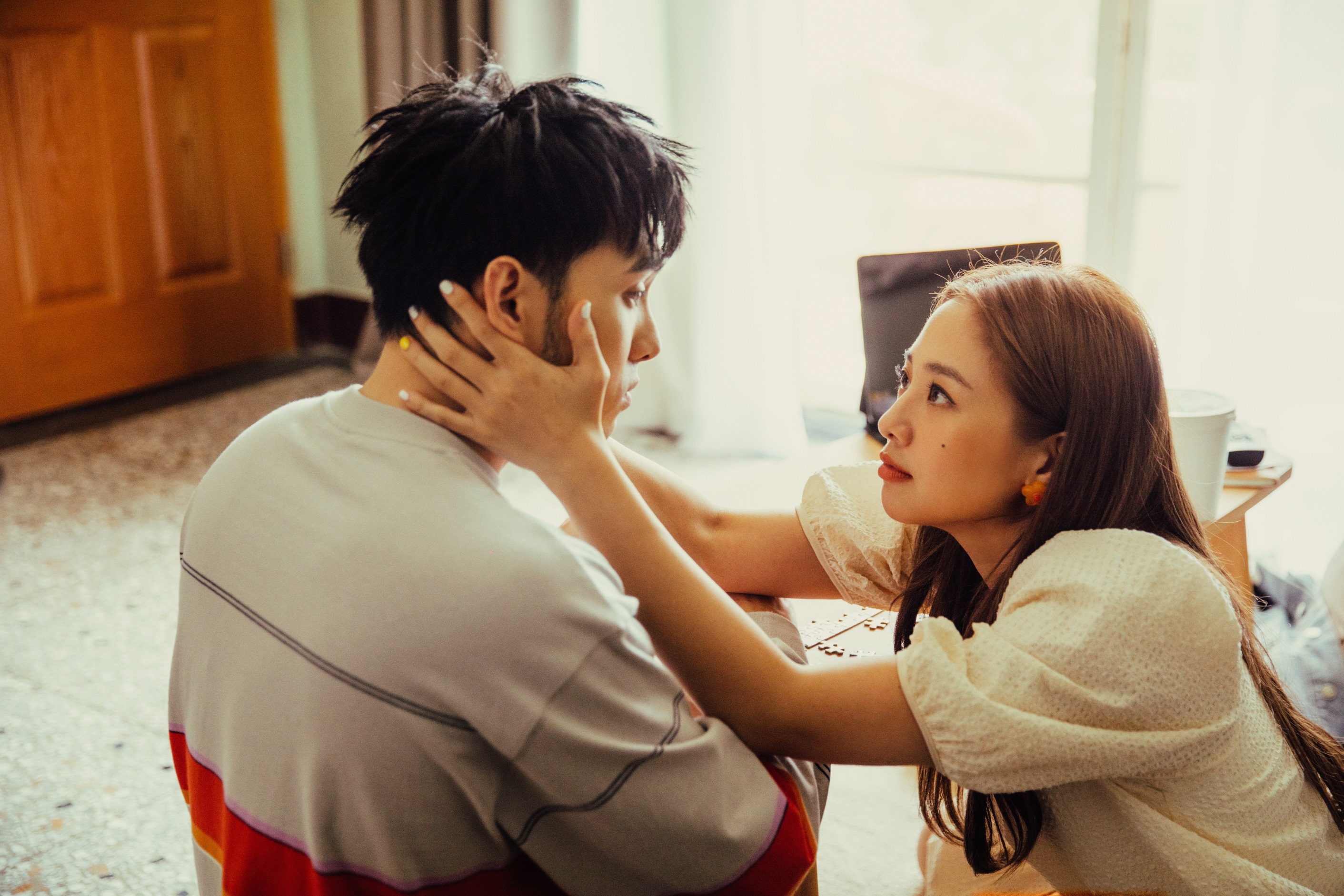 Huang Weijin's new song MV invites Wu Yingjie to join hands in ...