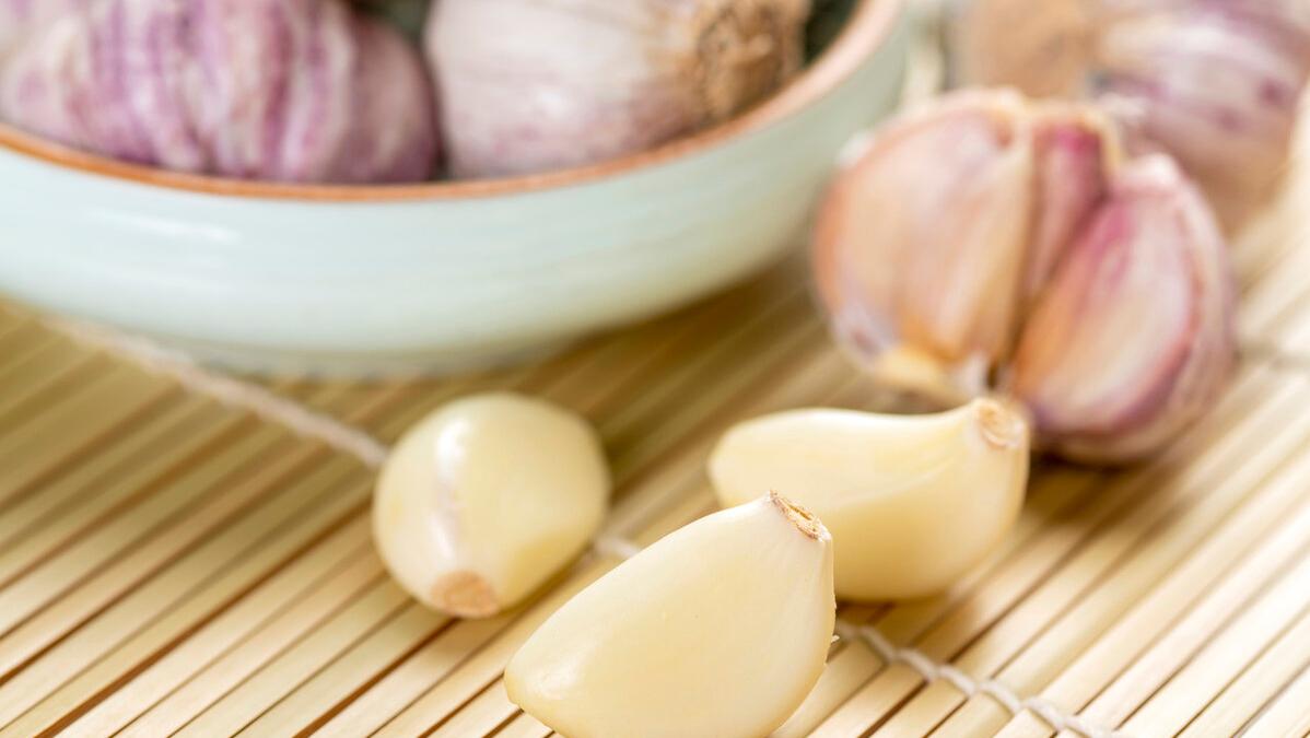 In addition to pepper, spring onion, ginger, and garlic can also relieve the pain, itching and