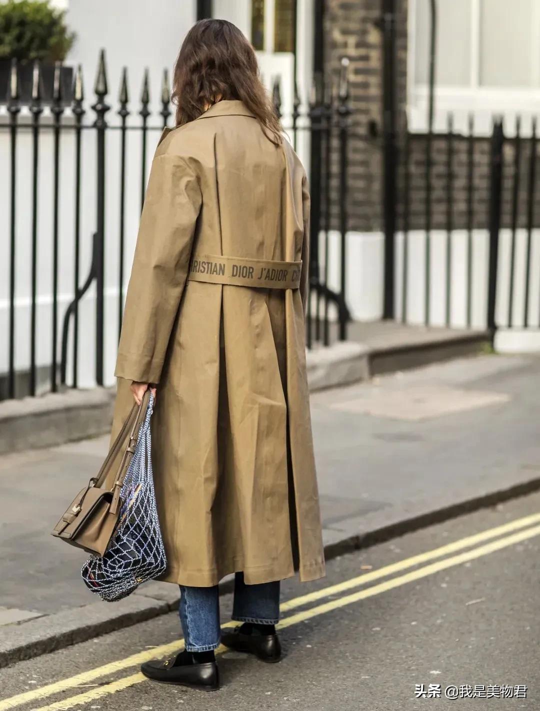 The little man chooses a trench coat to learn these tricks, easily