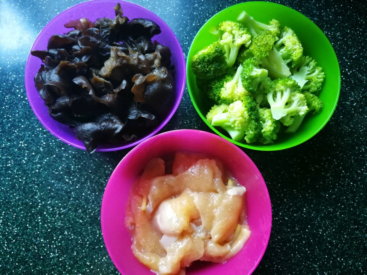 Stirfried chicken breast with homemade yam and fungus. The method is