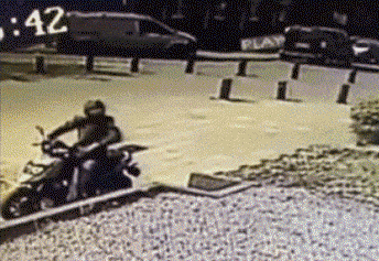 很幽默的GIF图片：非得逗人家，把妹子惹急了吧