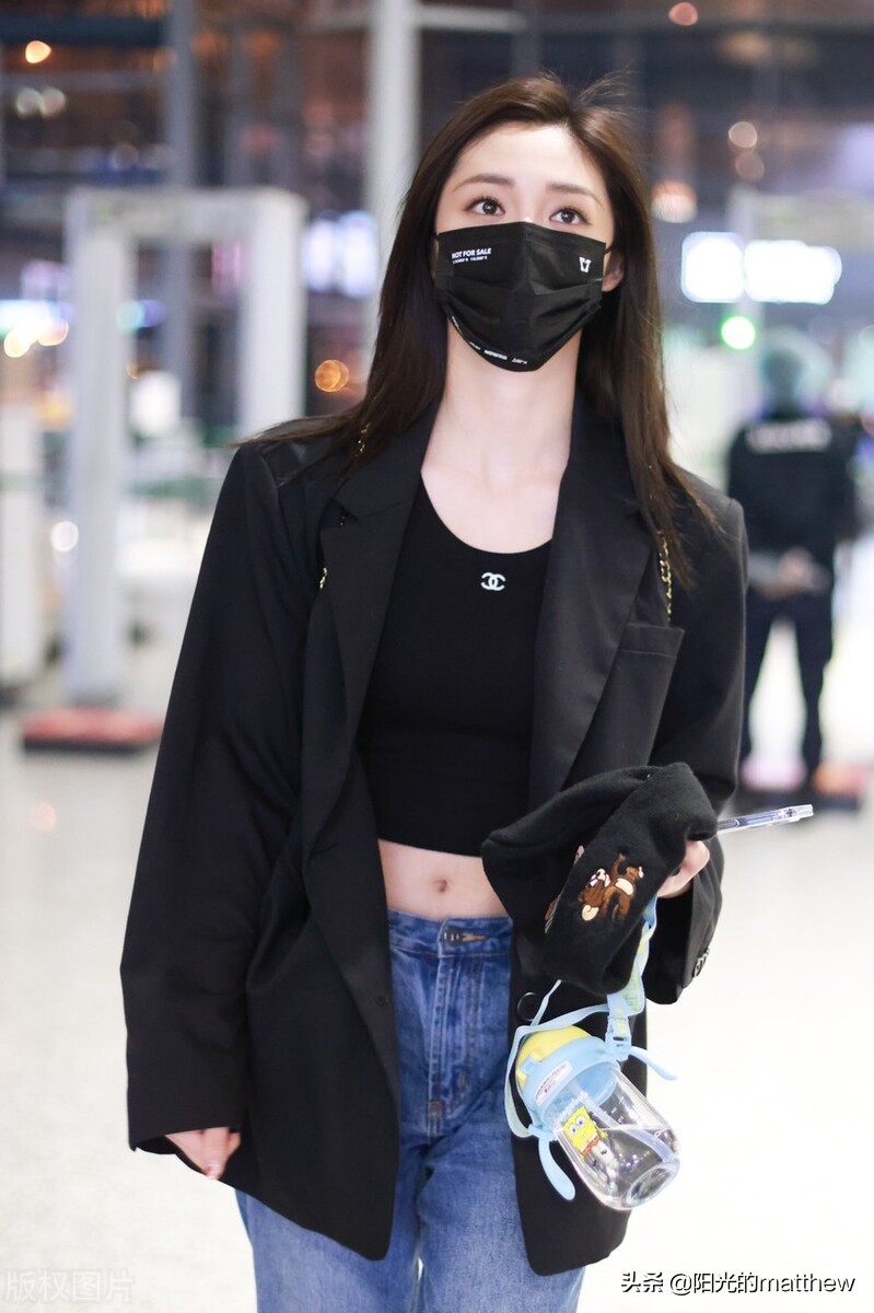 Street shot: Zhou Jieqiong black suit + black T-shirt + straight jeans ...