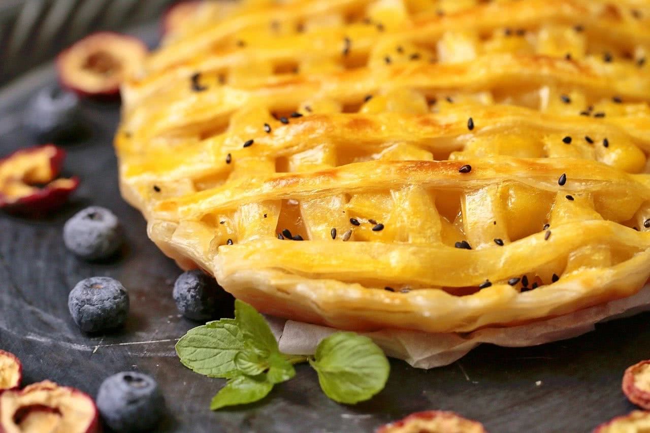 The sweet and sour apple pie is easy to make, so picky kids at home