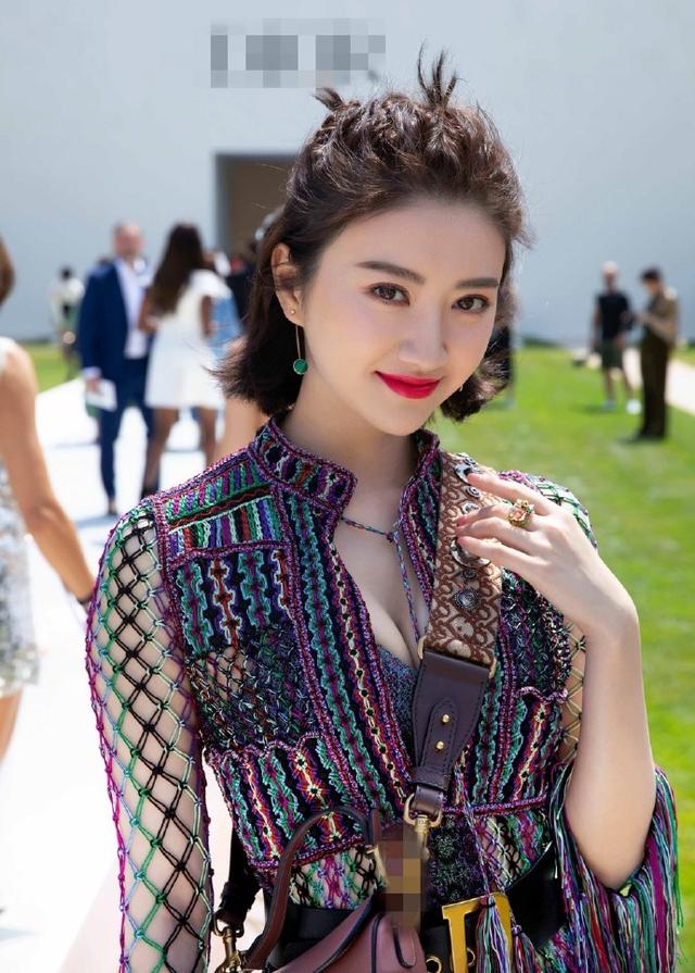 Jing Tian is too cruel to herself, she also wears such a sheer dress ...