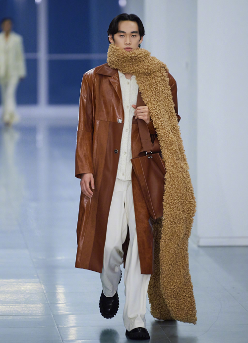 Lin Yilun: "Eyes" Lin Zihao and Lin Zixuan walked on the runway ...