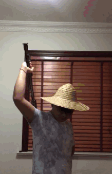 爆笑的GIF图片：这个缝隙，确实也是挺难为小姐姐的了