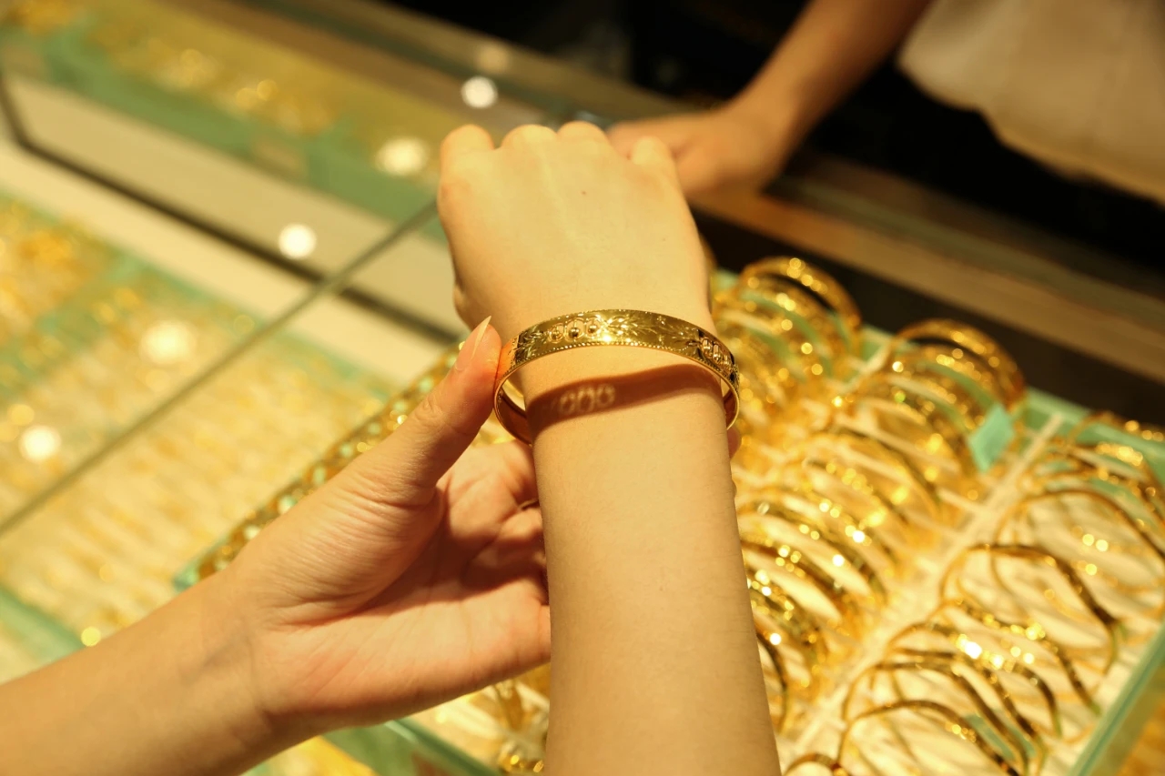 how-many-grams-is-a-gold-bracelet-who-wears-inheritance-bracelets-and