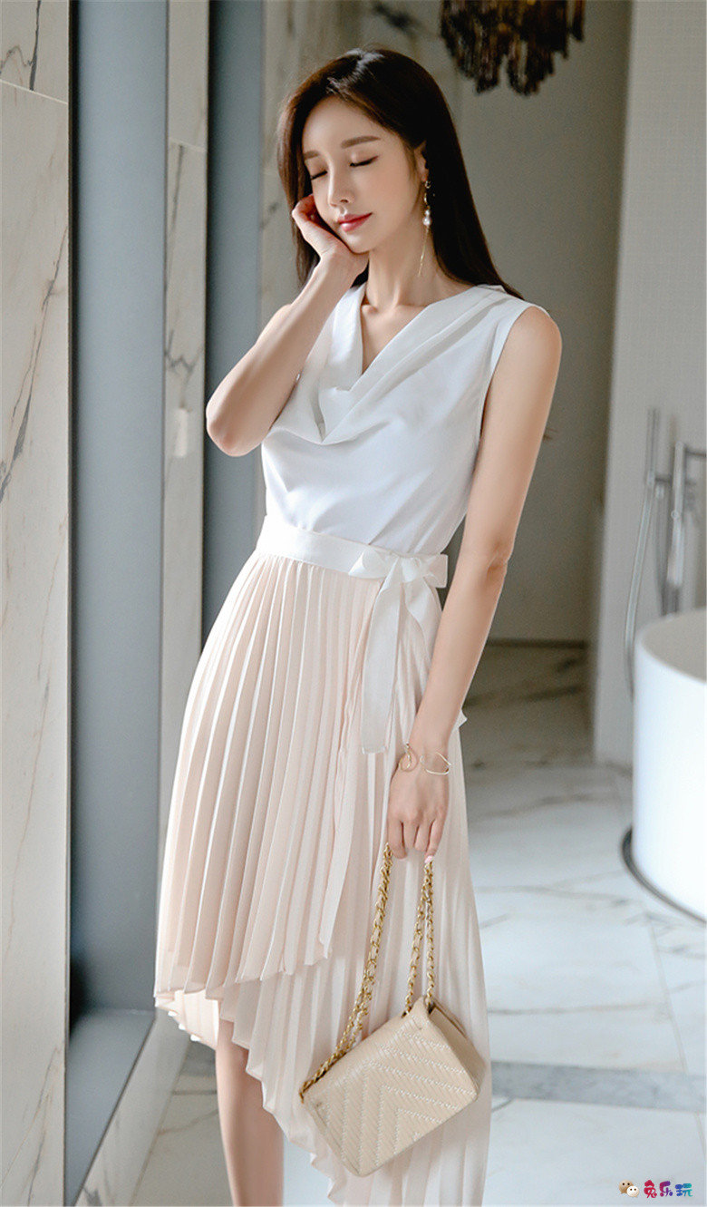 孙允珠丨蕙兰吊领古典墨韵柔白丝缎裙