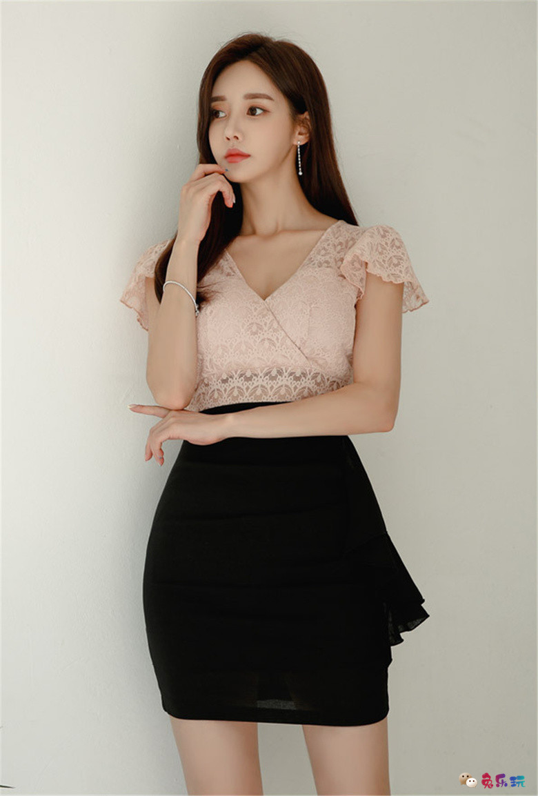 孙允珠：摩卡布丁镂空花玫浅粉包臀裙