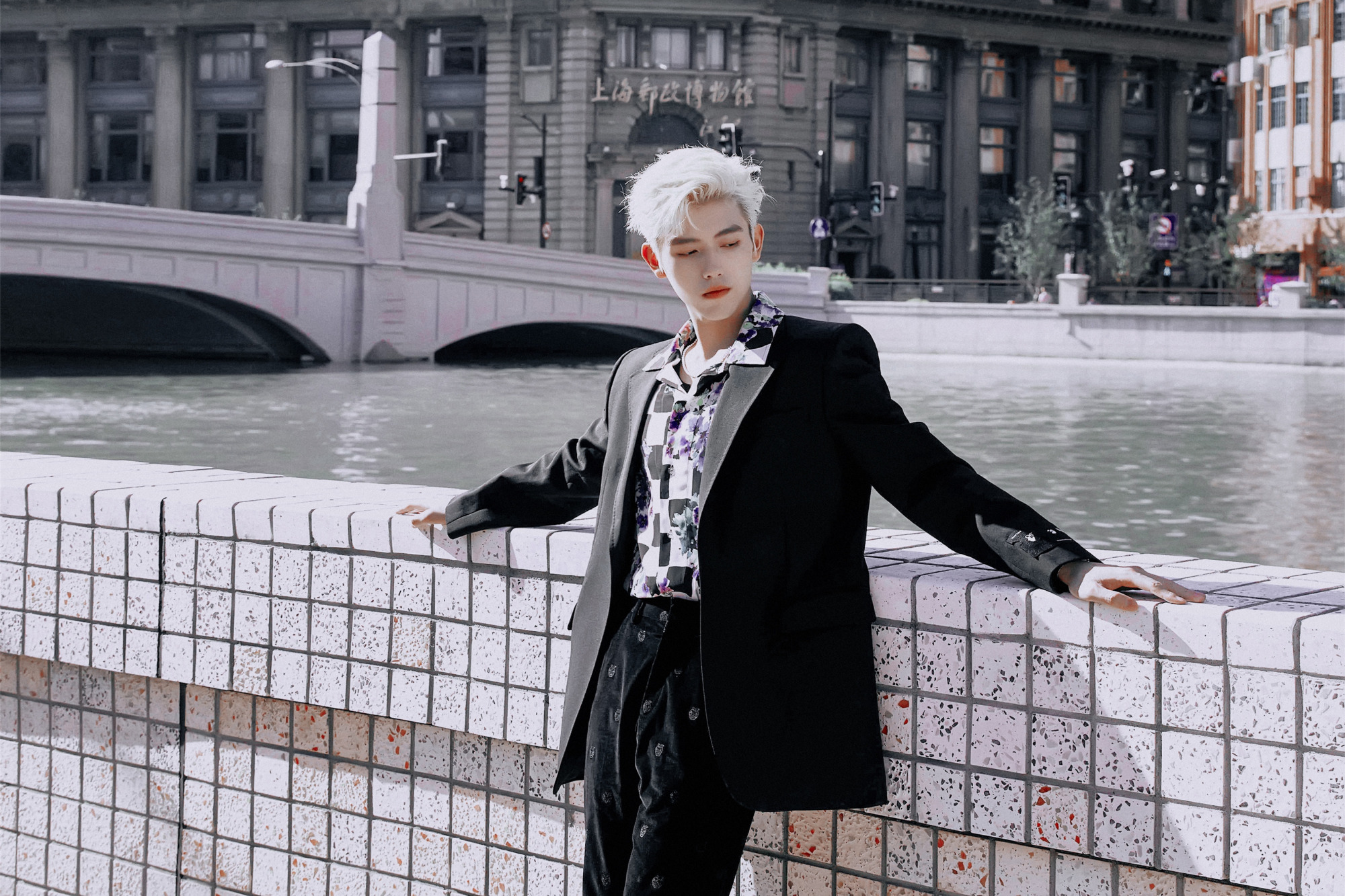 Chen Feiyu's blond hair blows up the street, like a prince walking out ...