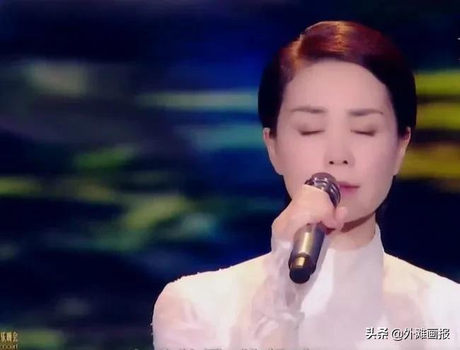 Only Faye Wong can wear high-necked 