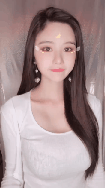 会挑逗的美女GIF图：这姿势，真没几个人能做到！
