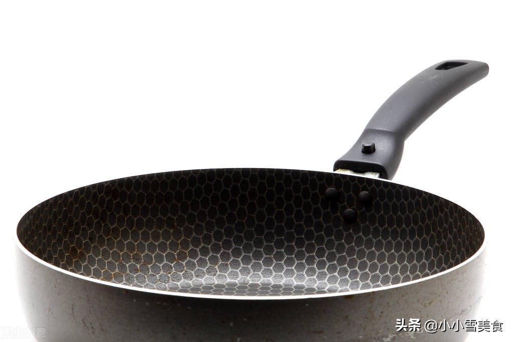 It turns out that nonstick pans need to be cooked, many people don't