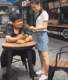 爆笑GIF图：听说男性按摩师是很多男生梦想的工作